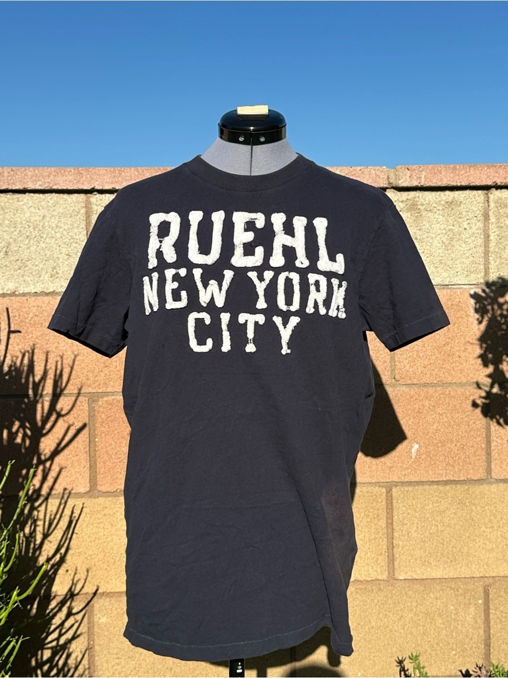 Ruehl No.925 Men's Navy with White 'RUEHL NEW YORK CITY' Graphic Tee Size Large